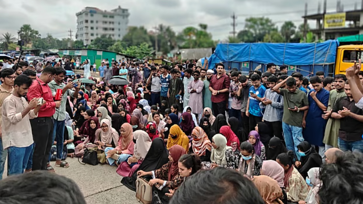 ৪ দফা দাবি পূরণে ২৪ ঘণ্টার আলটিমেটাম, কুবি শিক্ষার্থীদের অবরোধ প্রত্যাহার