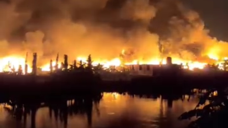 আশুলিয়ায় ১৬টি ঝুটের গোডাউন ভস্মীভূত