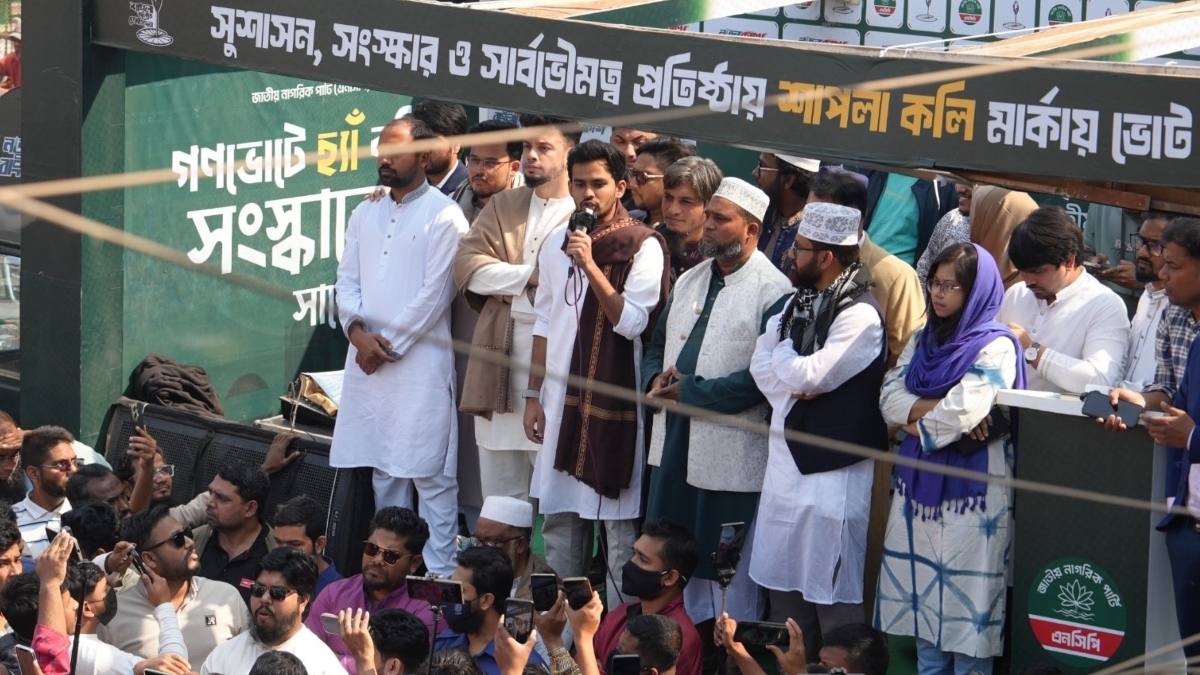 ‘আগে বাসের ভেতর থেকে নামুন, বাংলাদেশের অলিগলি-রাস্তাঘাটে হেঁটে দেখুন’