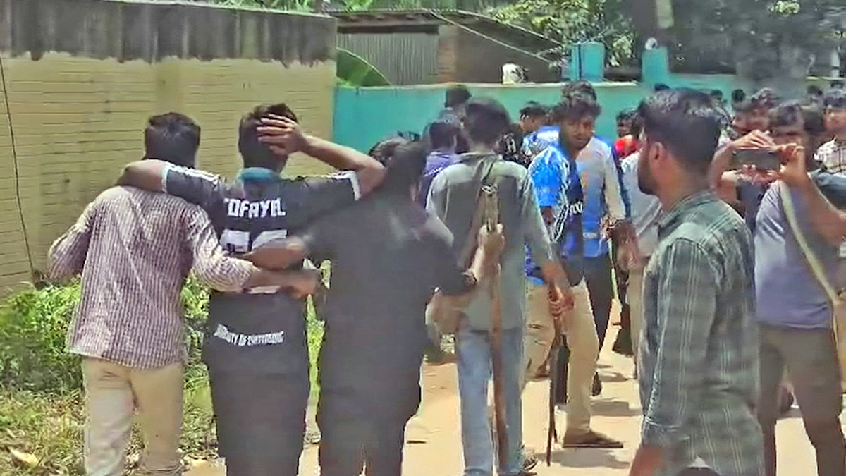 চবিতে স্থানীয়দের হামলায় আহত ১৫০০ শিক্ষার্থী, দুজন আইসিউতে