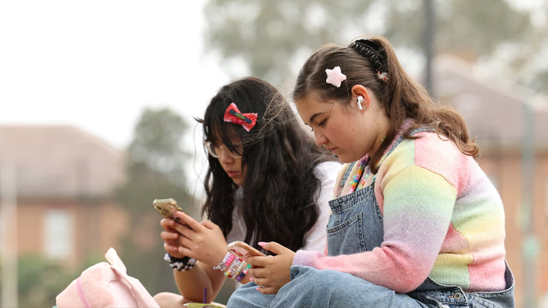 কিশোর-কিশোরীদের ফেসবুক-ইনস্টাগ্রামে নিষেধাজ্ঞা কার্যকর অস্ট্রেলিয়ায়