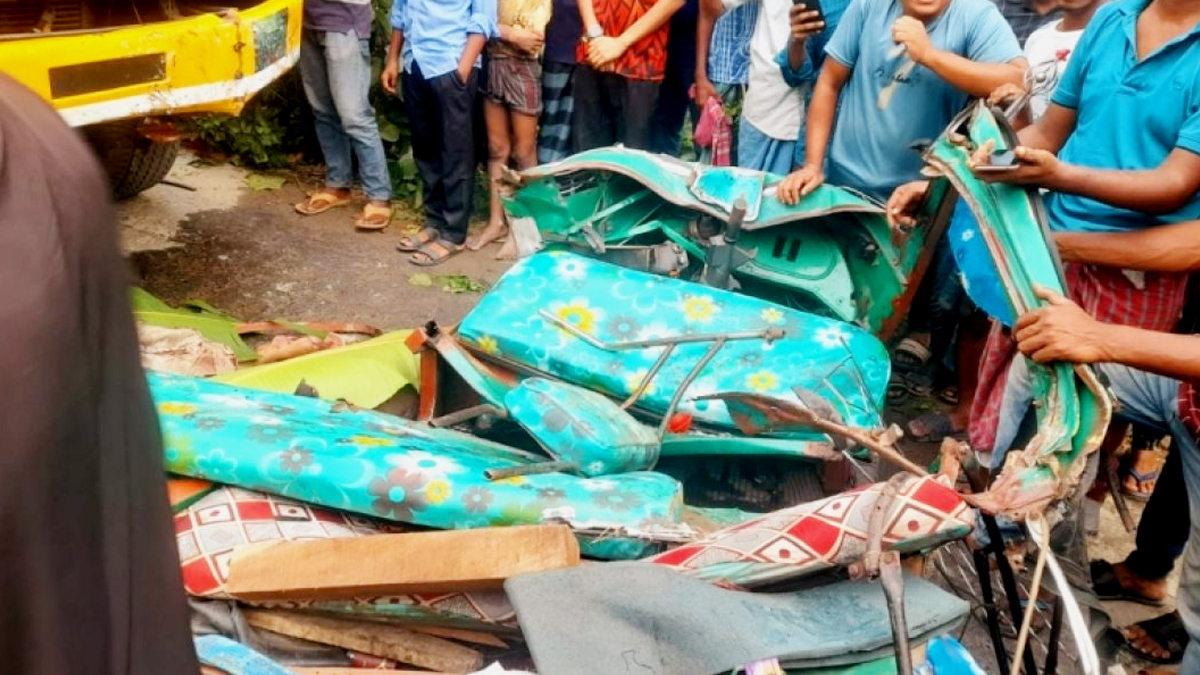 ট্রাকের চাপায় প্রাণ গেল অটোরিকশার চালক ও ৫ যাত্রীর