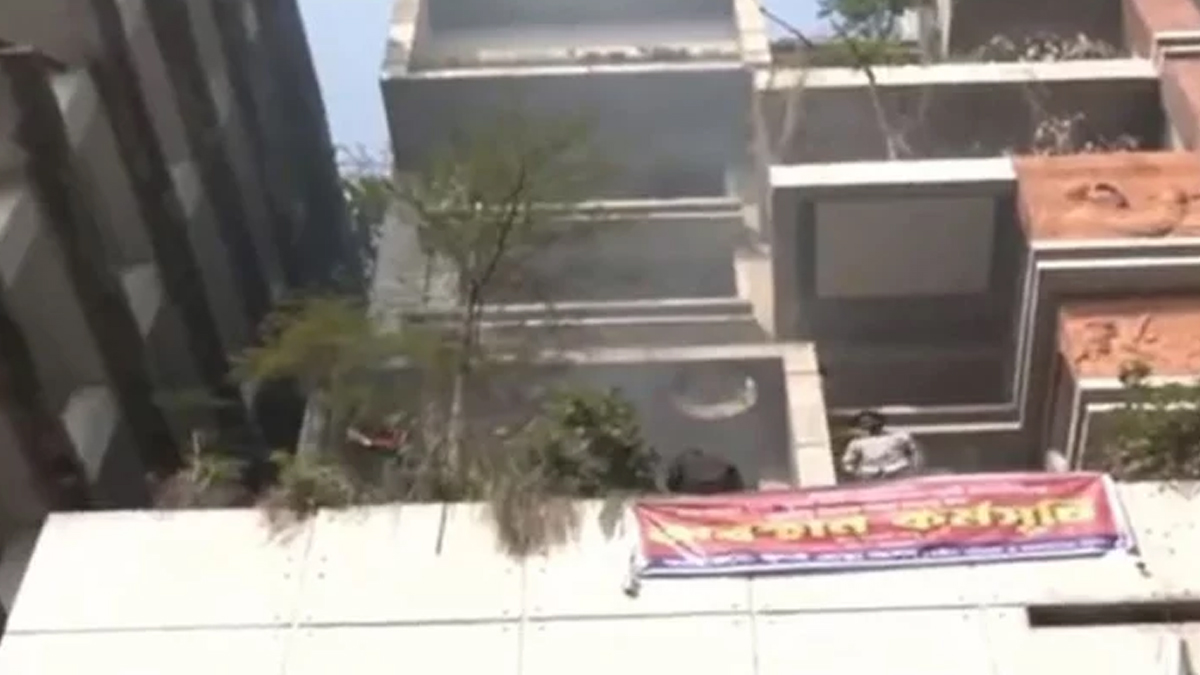 গুলিস্তানে আ.লীগের কেন্দ্রীয় কার্যালয়ে ভাঙচুর-আগুন