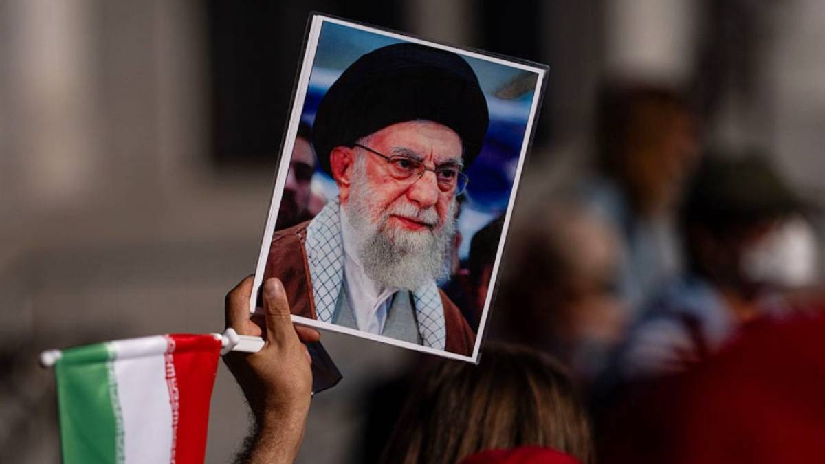 আলি খামেনি যেভাবে ইরানের সর্বোচ্চ নেতা হয়ে উঠলেন