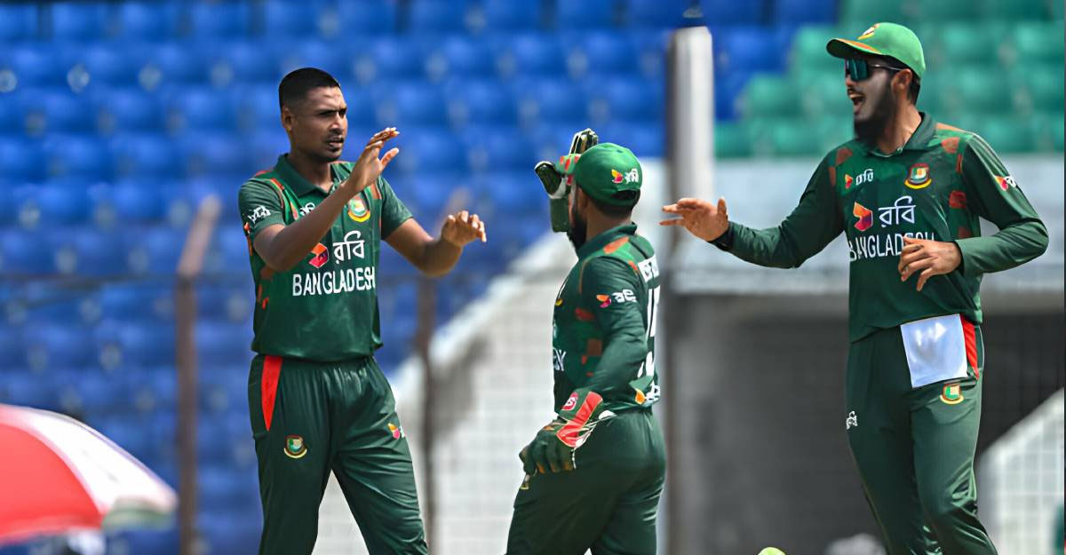 ৭ উইকেট হারিয়ে চাপে শ্রীলঙ্কা