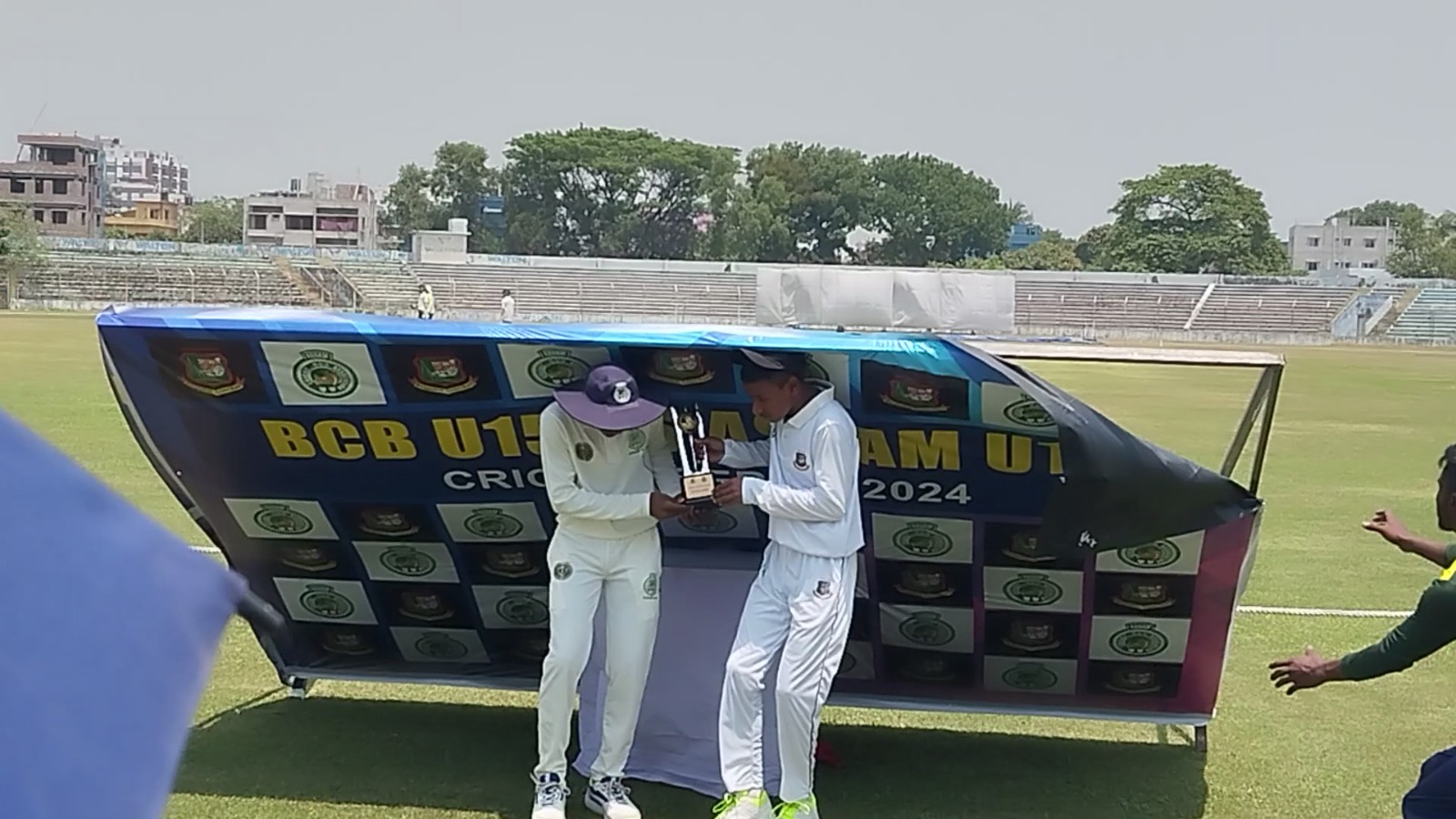 ট্রফি উন্মোচনকালে দুই অধিনায়কের মাথায় ভেঙে পড়ল ব্যাকড্রপ
