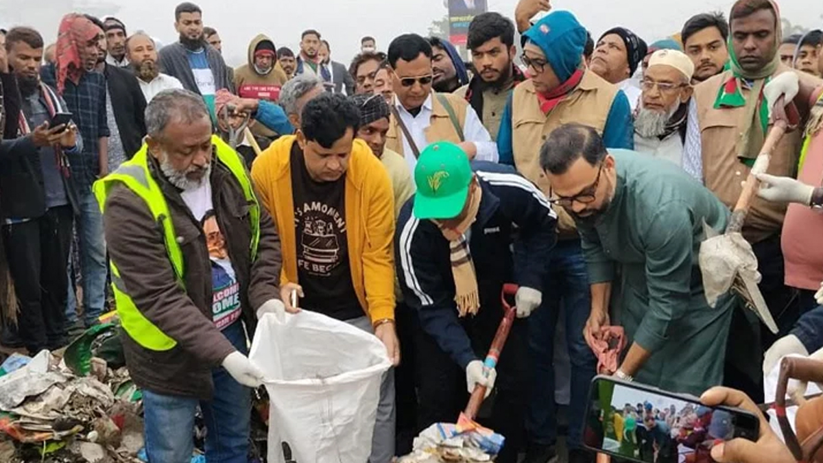 পূর্বাচল ৩০০ ফিটের বর্জ্য অপসারণ করল বিএনপি