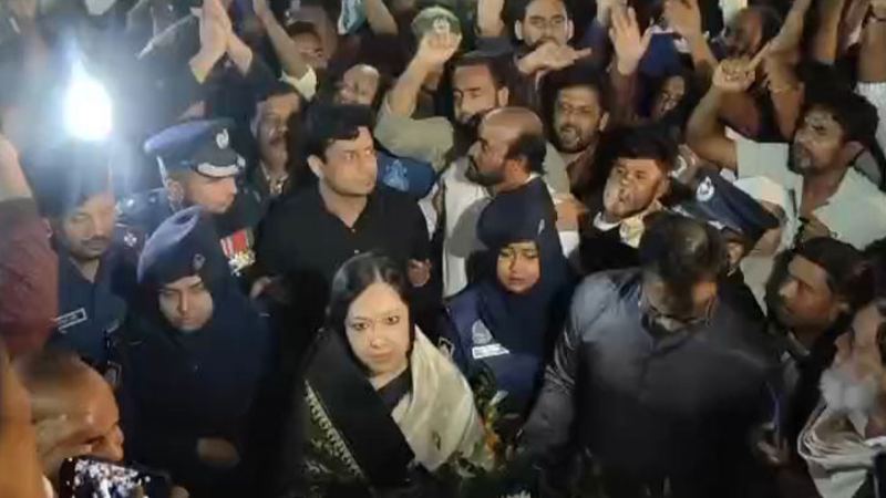 রুমিন ফারহানার পুষ্পস্তবক ছিঁড়ে ফেলল বিএনপি কর্মীরা, মহাসড়ক অবরোধ