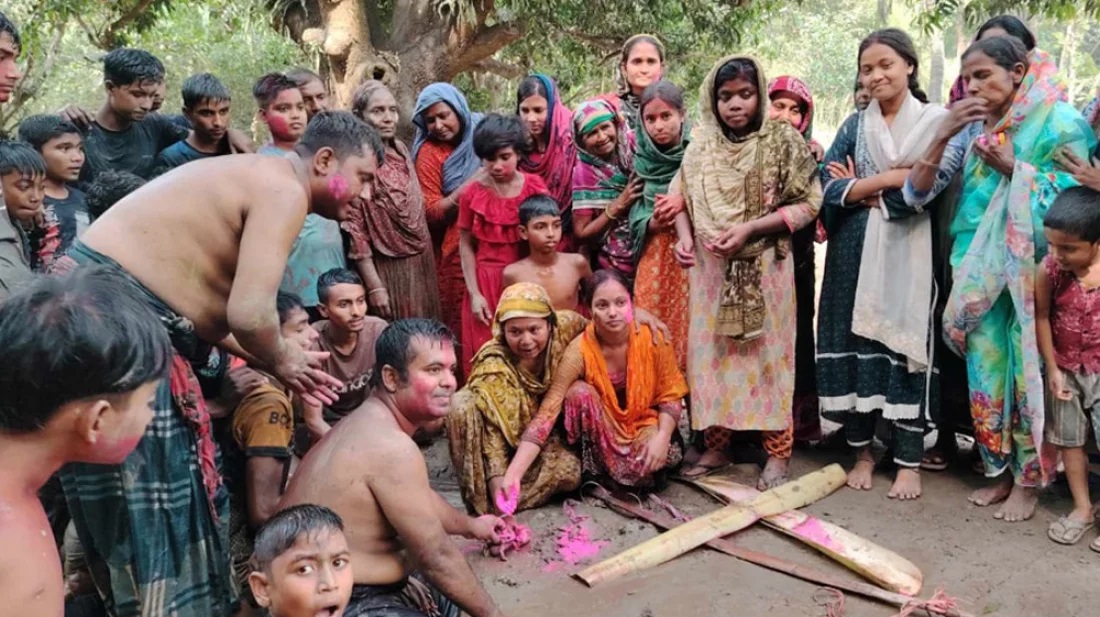 রাজশাহীতে বৃষ্টির আশায় ধুমধাম আয়োজনে ব্যাঙের বিয়ে