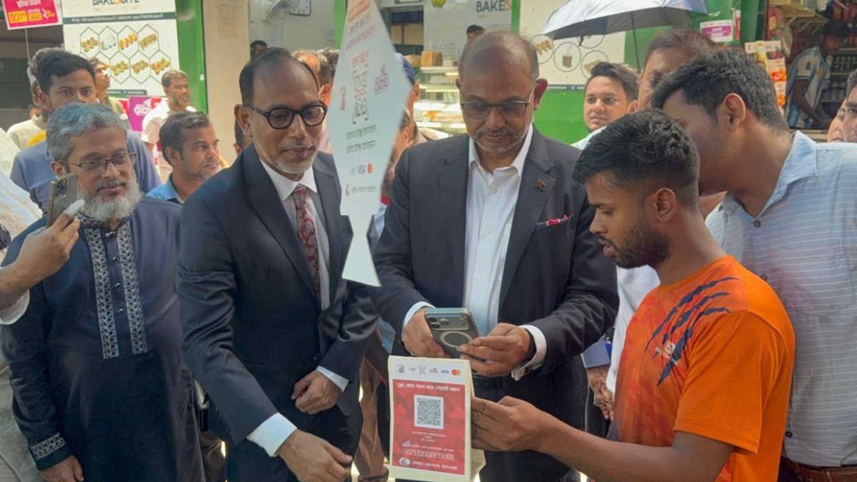 বাংলা কিউআর ব্যবহার করে কেনাকাটা করলেন প্রধানমন্ত্রীর উপদেষ্টা রাশেদ তিতুমীর