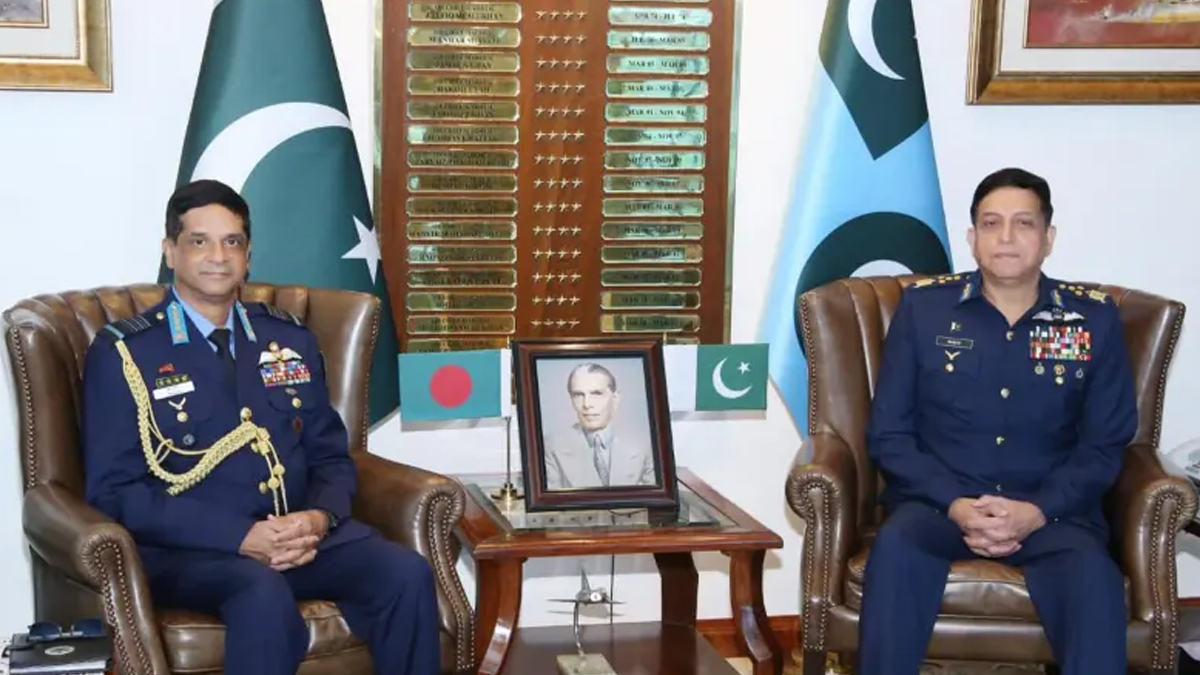 পাকিস্তান থেকে জেএফ-১৭ থান্ডার যুদ্ধবিমান কিনতে আগ্রহী বাংলাদেশ