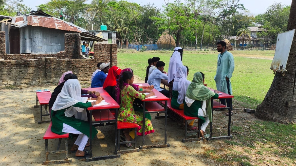 তালতলীতে ঝড়ে ক্ষতিগ্রস্ত স্কুল, খোলা আকাশের নিচেই চলছে পাঠদান