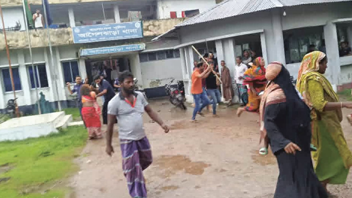 আসামির মৃত্যুর গুজবে থানায় হামলা, ৬ পুলিশসহ আহত ১২