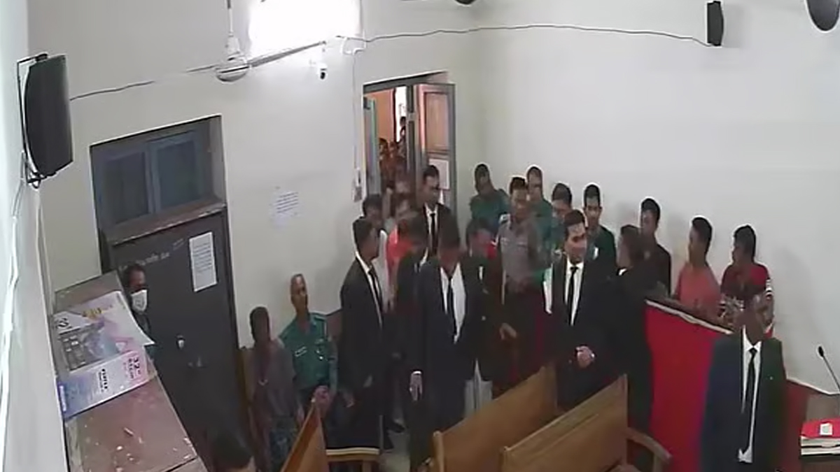 আ.লীগ নেতাদের জামিন, বরিশালের আদালতে আইনজীবীদের হট্টগোল