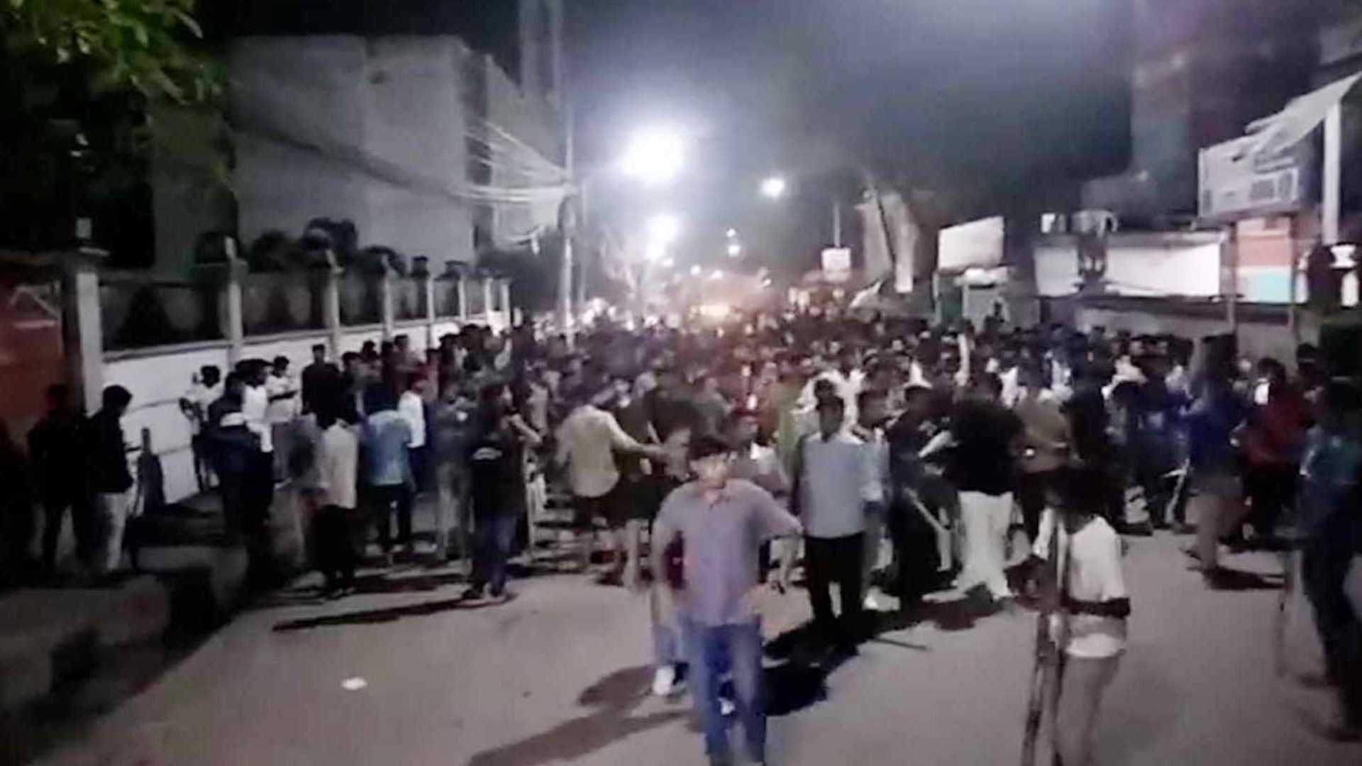 ববি ও বিএম কলেজ শিক্ষার্থীদের সংঘর্ষ, আহত অর্ধশতাধিক