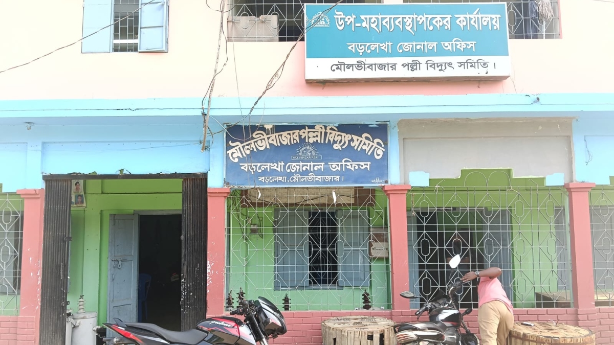 পদে পল্লী বিদ্যুতের লাইনম্যান, বাস্তবে ‘অলিখিত’ জুনিয়র ইঞ্জিনিয়ার!