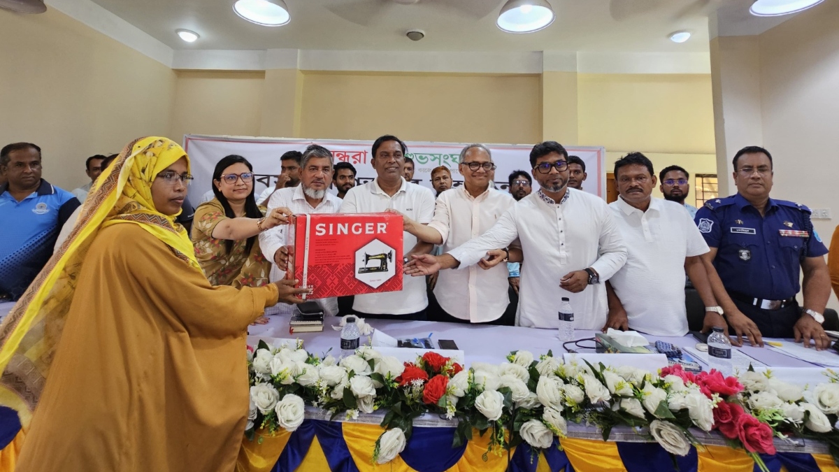 শিবপুরে বসুন্ধরা শুভসংঘের সেলাই মেশিন বিতরণ