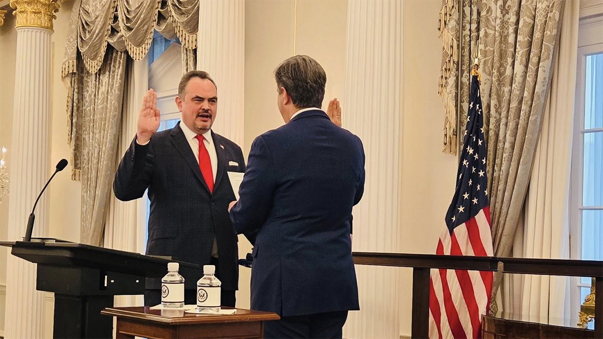 নতুন মার্কিন রাষ্ট্রদূতের শপথ, বাংলাদেশের সঙ্গে সম্পর্ক আরও দৃঢ় করার প্রত্যয়