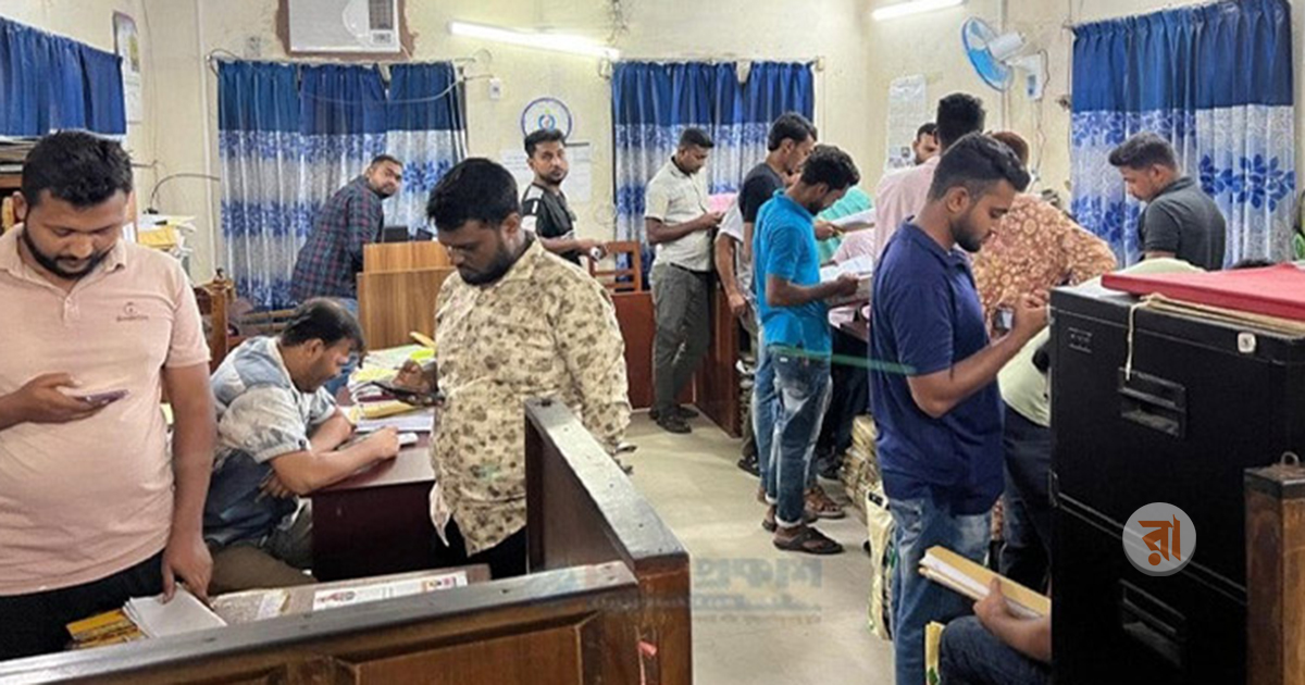 ১২ দিন পর রাজস্ব কর্মকর্তাদের কর্মবিরতি স্থগিত, বেনাপোল বন্দরে কর্মচাঞ্চল্য