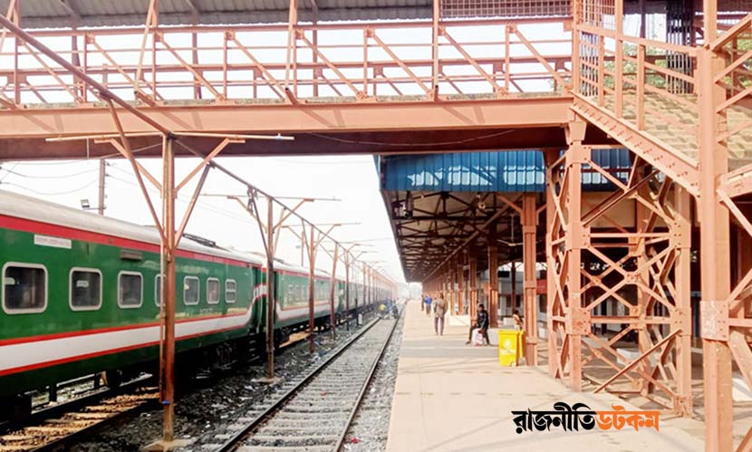 ট্রেন বন্ধে বেনাপোলেও যাত্রীরা চরম দুর্ভোগে