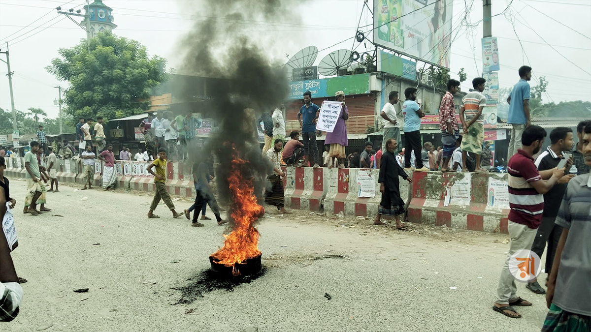 পাবনা-১ আসন পুনর্বহালের দাবিতে মহাসড়ক অবরোধ