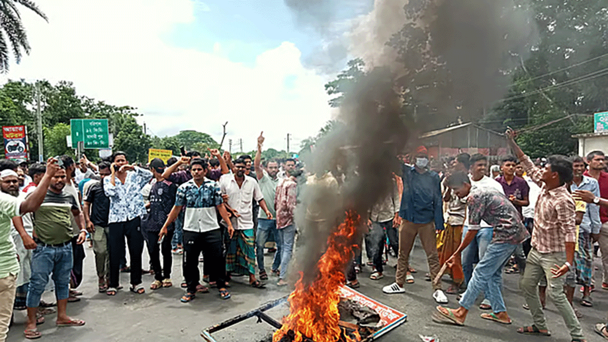 আজও উত্তাল ভাঙ্গা, উপজেলা-থানায় হামলা-ভাঙচুর