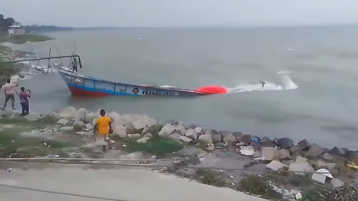 পদ্মায় ঝড়ে ডুবল সিমেন্টবাহী ৩ ট্রলার