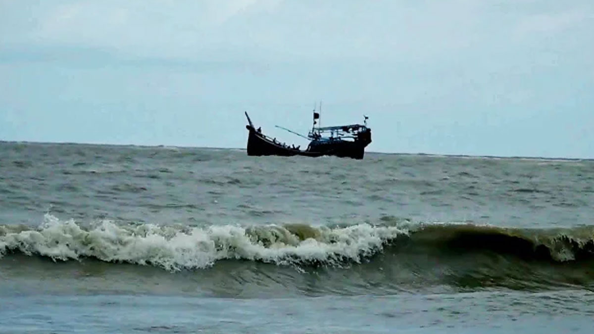 বঙ্গোপসাগরে ট্রলারডুবি, নিখোঁজ ৫ জেলের মরদেহ মিলল পরদিন