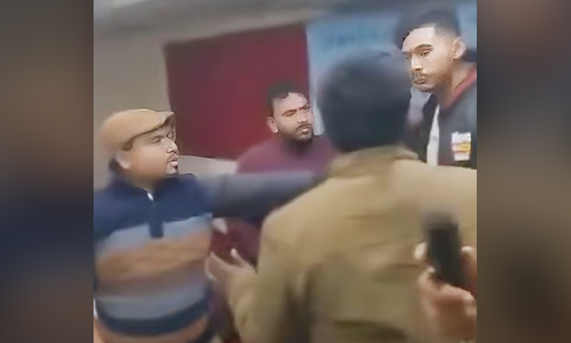 বগুড়ায় শিক্ষার্থীদের তোপের মুখে ছাত্র আন্দোলনের প্রতিনিধিরা