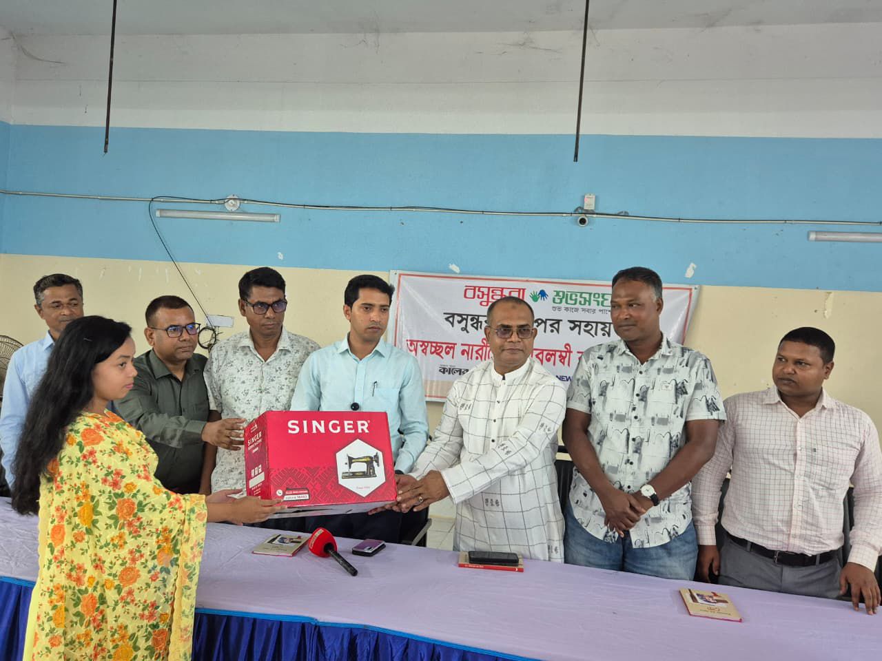 বসুন্ধরা শুভসংঘের উদ্যোগে বগুড়ায় সেলাই মেশিন বিতরণ