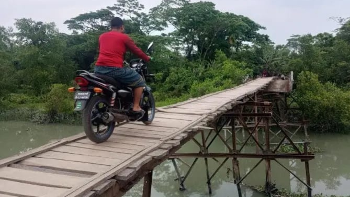১২ বছরেও সংস্কার হয়নি সেতু, কাঠের পাটাতনে ঝুঁকিতে ৬ গ্রামের মানুষ