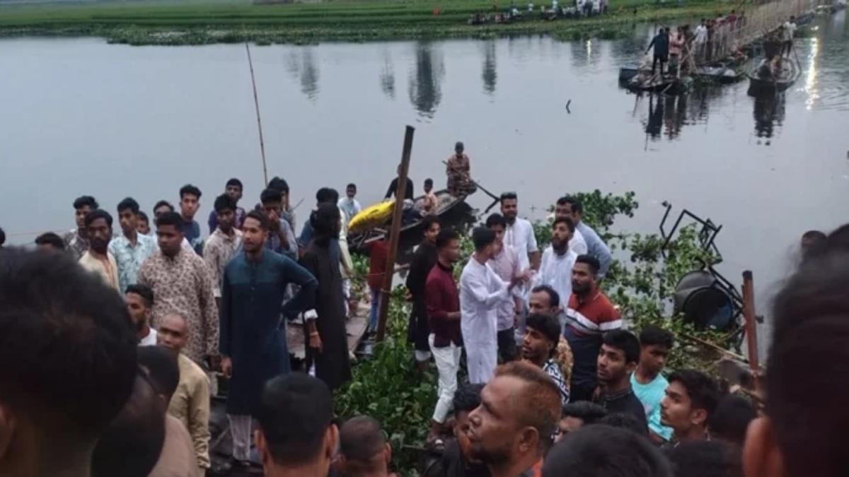 শতাধিক মানুষসহ ব্রিজ ভেঙে নদীতে, প্রাণ গেল ৪ শিশুর