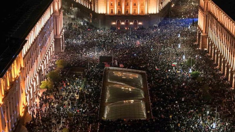 বিক্ষোভের মুখে বুলগেরিয়া সরকারের পদত্যাগ