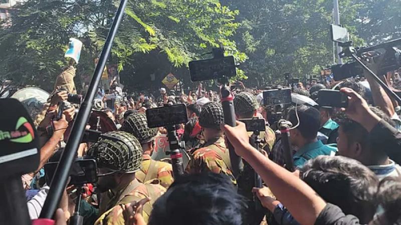 ধানমন্ডি ৩২-এ বুলডোজার, নিয়ন্ত্রণে লাঠিপেটা