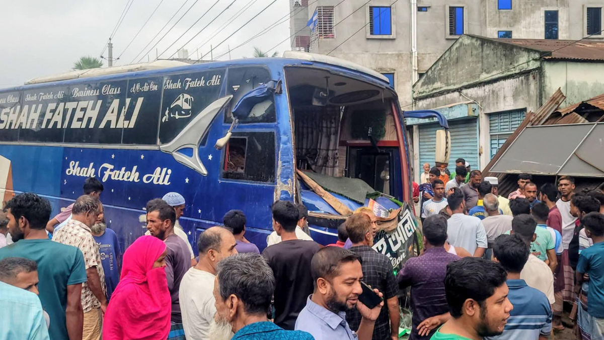 কাজের জন্য দাঁড়িয়েছিলেন রাস্তায়, বাসচাপায় গেল ৭ দিনমজুরের প্রাণ