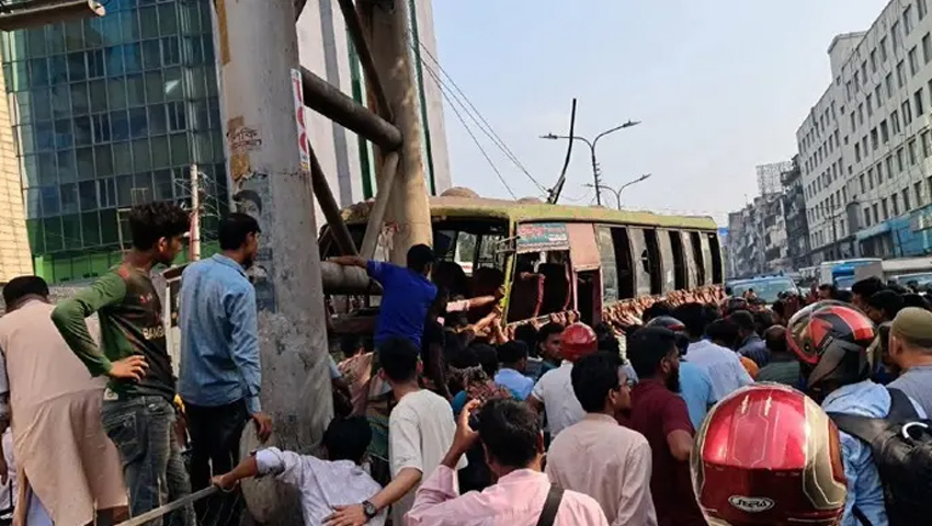 বনানীতে বিভাজকে উঠে দুই শ্রমিকের প্রাণ কেড়ে নিল বাস