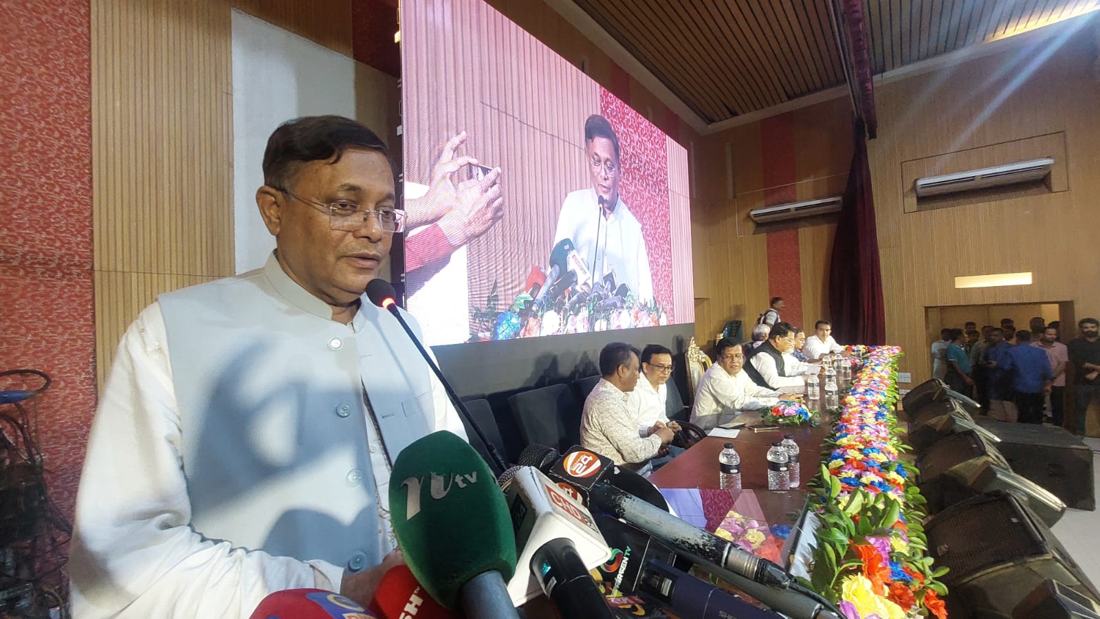 প্রধানমন্ত্রীর চীন সফর: ৫ বিলিয়ন ডলার সহযোগিতা নিয়ে আলোচনা