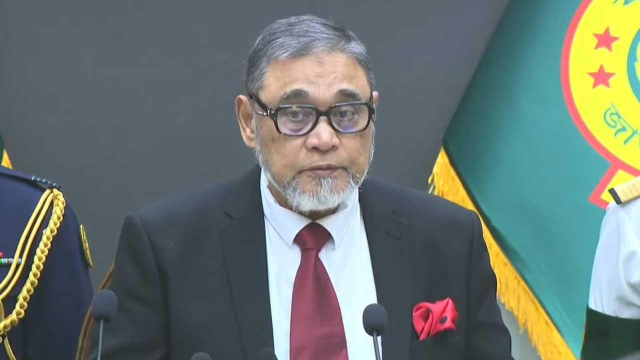 ইতিহাস গড়লেন সিইসি: বিভাজনহীন পরিবেশে ২৯৬ এমপির শপথ