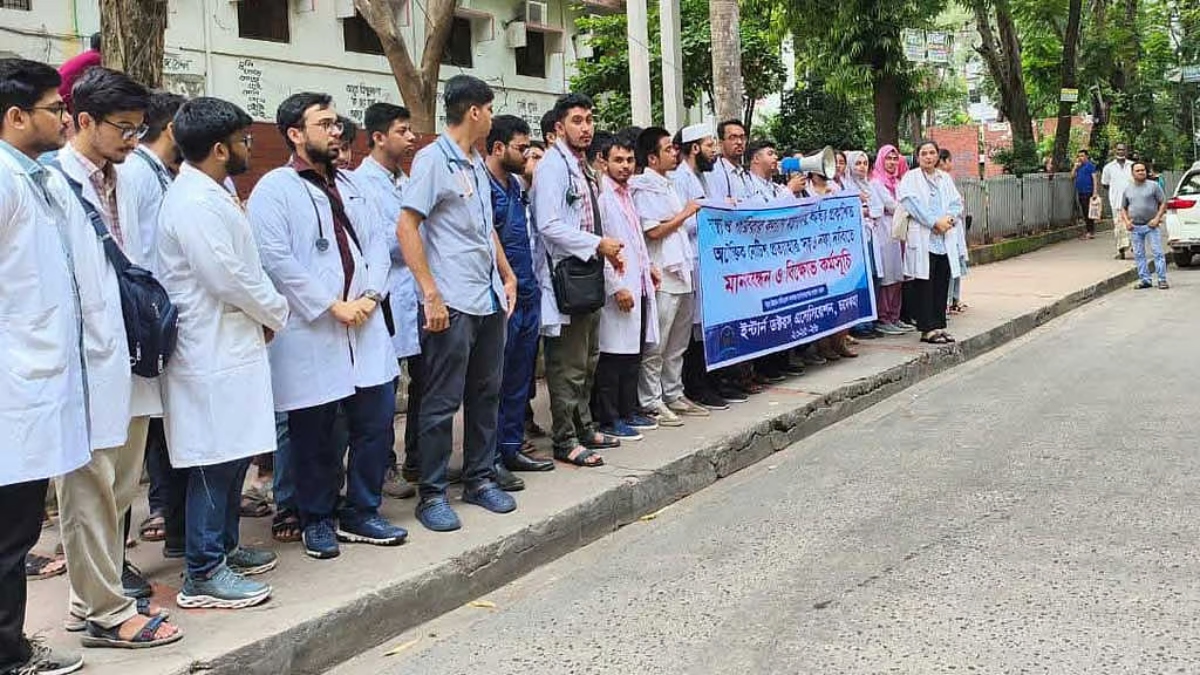 অনির্দিষ্টকালের কর্মবিরতিতে চমেক হাসপাতালের ইন্টার্ন চিকিৎসকরা