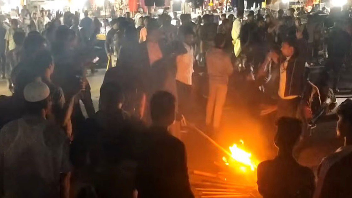 চট্টগ্রাম-১৫: বিএনপি প্রার্থী পরিবর্তনের দাবিতে অবরোধ, মশাল মিছিল