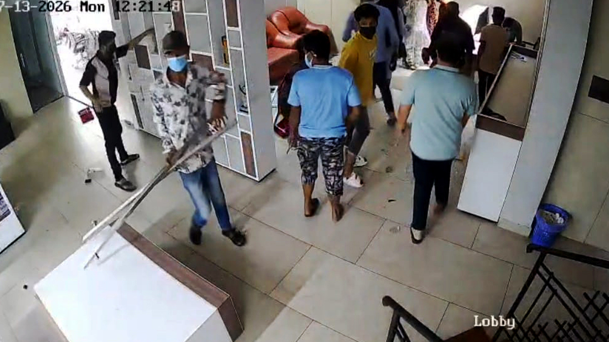 চট্টগ্রামে চাঁদা দাবি করে অফিসে হামলা, ৩৫ লাখ টাকা লুট