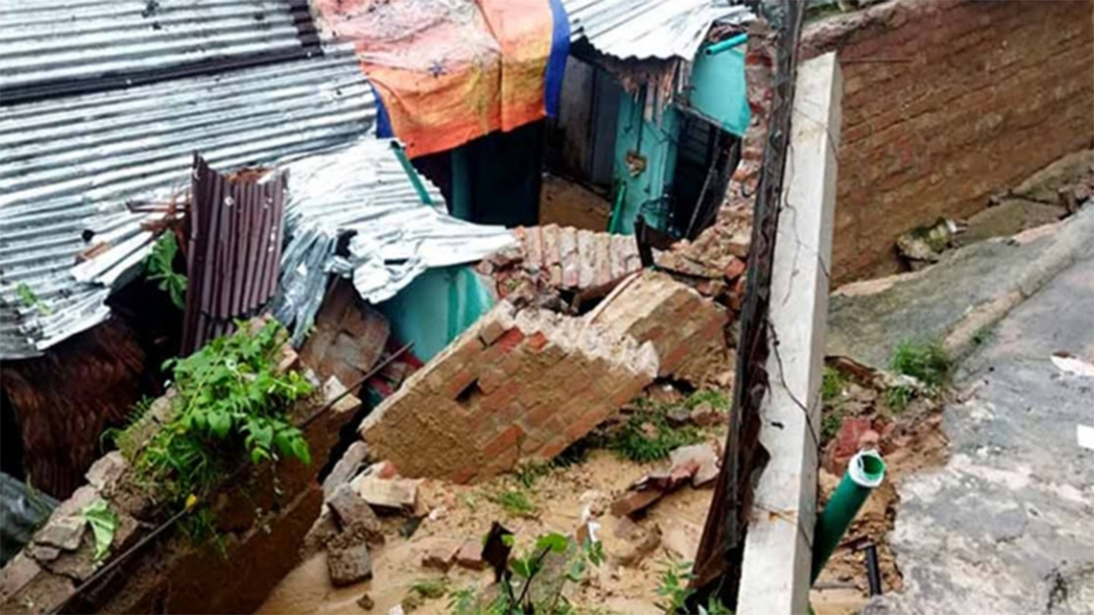 ভারী বৃষ্টিতে দেয়াল ধসে প্রাণ গেল তরুণের