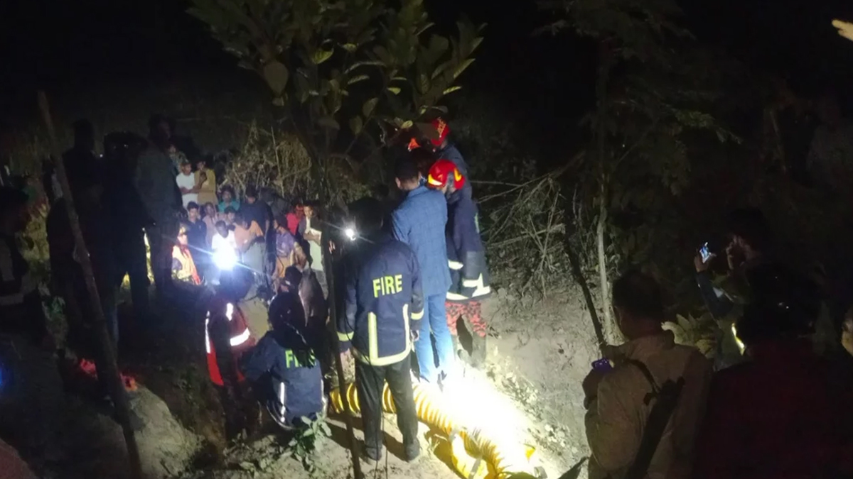 চট্টগ্রামে নলকূপের গর্তে শিশু, অচেতন অবস্থায় উদ্ধার