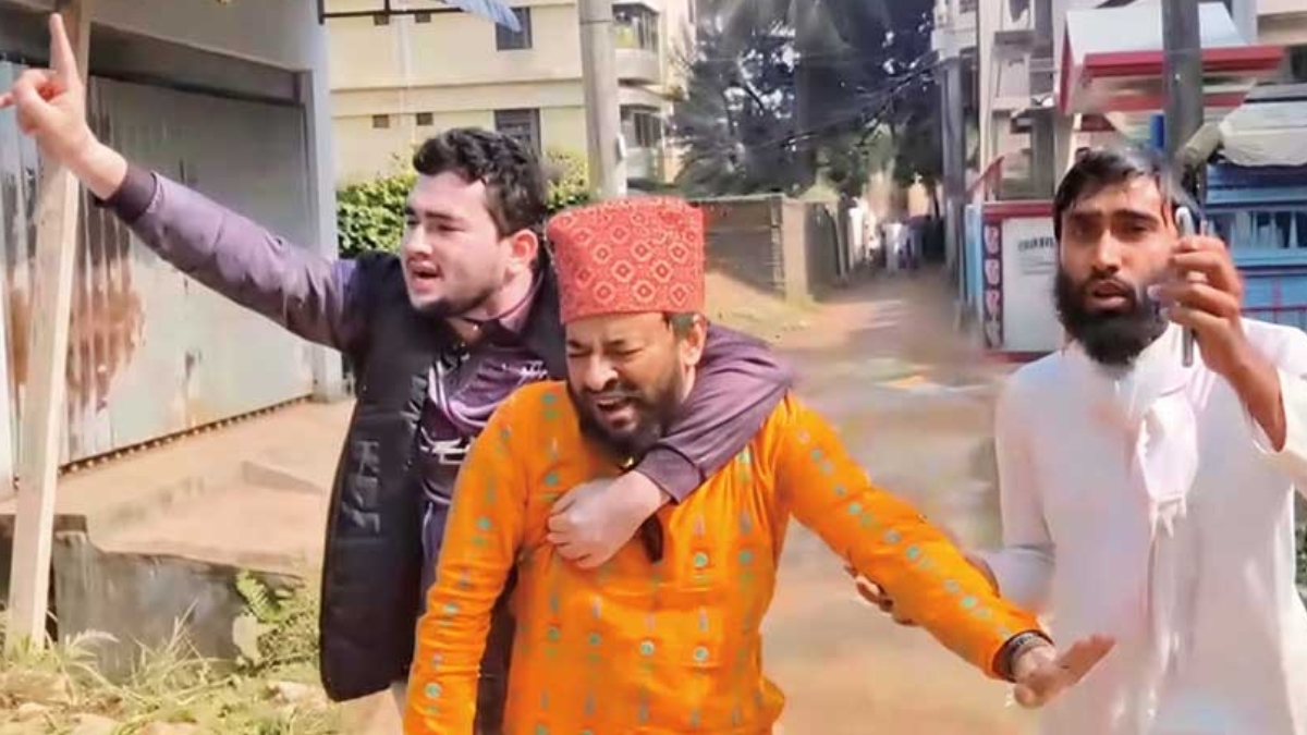 চবিতে আওয়ামীপন্থি শিক্ষককে টেনেহিঁচড়ে প্রক্টর অফিসে নিলেন চাকসু নেতারা