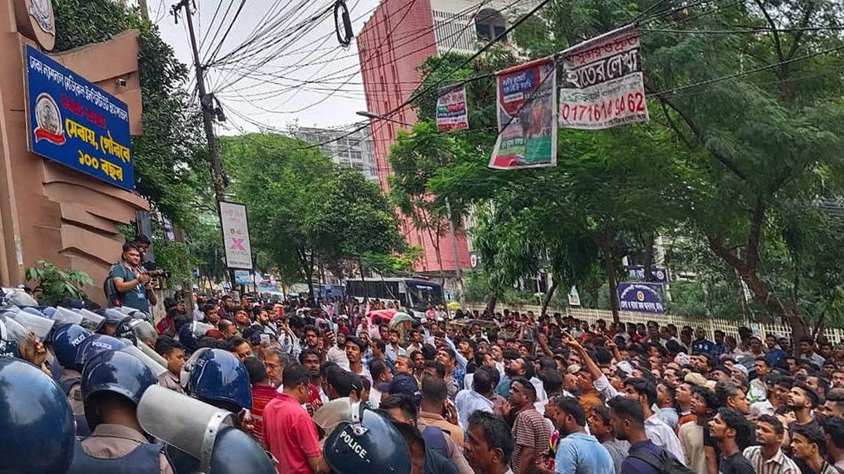 ছাত্রদল-শিবির সংঘর্ষ ঘিরে ন্যাশনাল মেডিকেলের সামনে ফের উত্তেজনা
