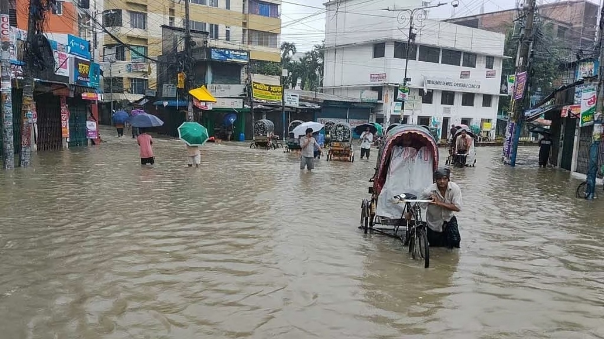 চট্টগ্রামে মৌসুমের সর্বোচ্চ বৃষ্টি— জলাবদ্ধতায় দুর্ভোগ, ভেঙেছে সড়ক