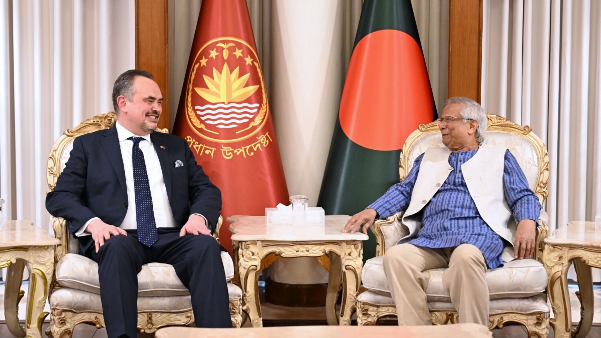 ১২ ফেব্রুয়ারির ভোট নজির হয়ে থাকবে— মার্কিন রাষ্ট্রদূতকে প্রধান উপদেষ্টা