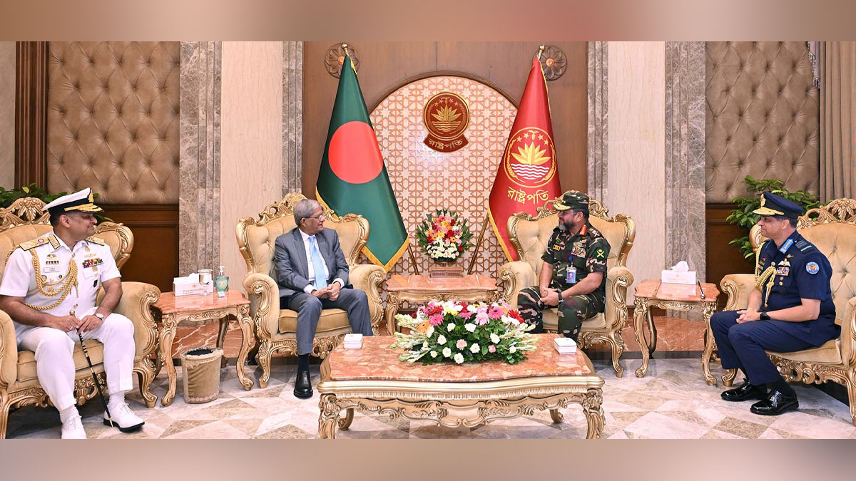 রাষ্ট্রপতির সঙ্গে ৩ বাহিনীর প্রধানের সৌজন্য সাক্ষাৎ