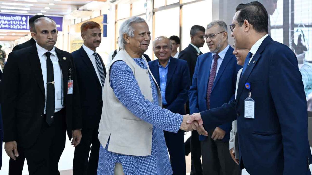 প্রধান উপদেষ্টা দেশে ফিরেছেন