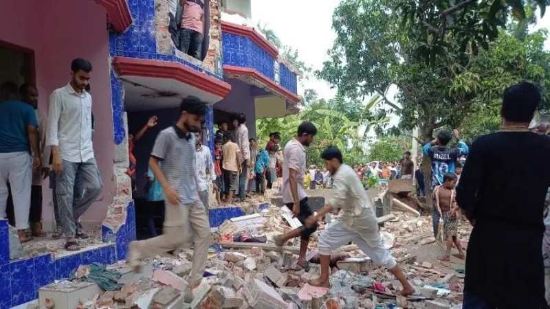 পাবনায় শিশু ধর্ষণের পর হত্যা: অভিযুক্তের বাড়ি গুঁড়িয়ে দিল ক্ষুব্ধ জনতা